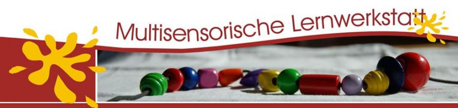 Bild zeigt die Schrift "Multisensorische Lernwerkstatt" mit einem Bild mit Holzspielzeug