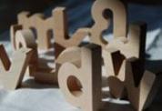 Bild zeigt verschiedene Buchstaben aus Holz