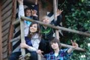 Bild zeigt vier fröhliche Kinder auf einem Jägerstand